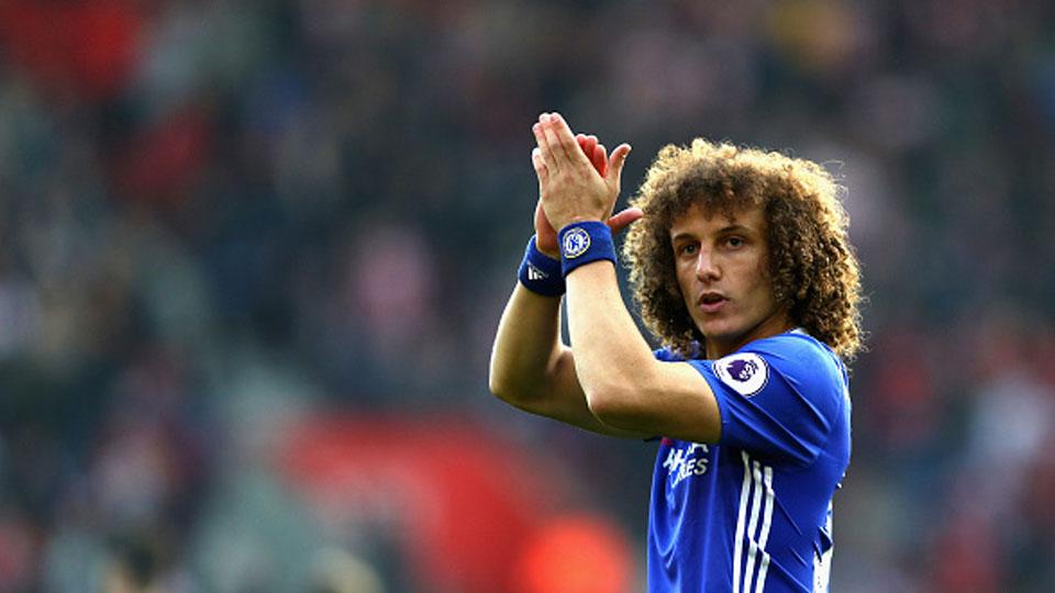 David Luiz tepuk tangan kepada fans sebelum kick-off saat akan melawan Southampton (30/10/16). - INDOSPORT
